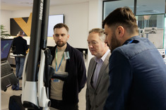 Pracownicy Verashape i prof. Andrzej Kawalec (w środku) przy ramieniu pomiarowym,