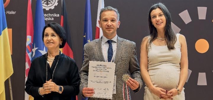 Prof. PRz Adam Masłoń odbiera dyplom Honorowego Ambasadora Nauki Polskiej i Wynalazczości 2025 dla Politechniki Rzeszowskiej,
